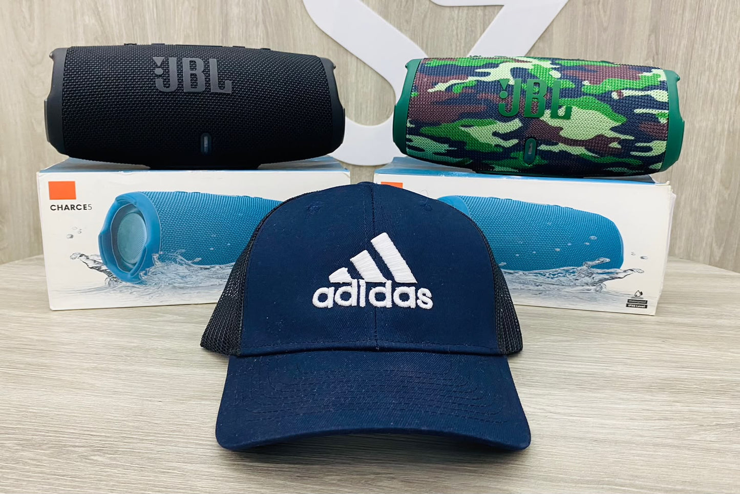 COMBO PARLANTE CHARGE 5 + GORRA